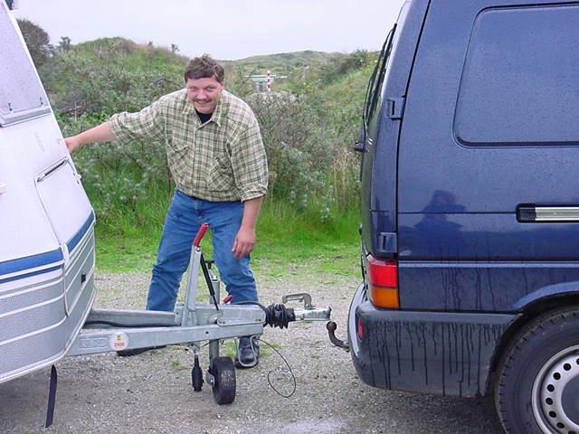 Gerrit Jan plaatst de caravan