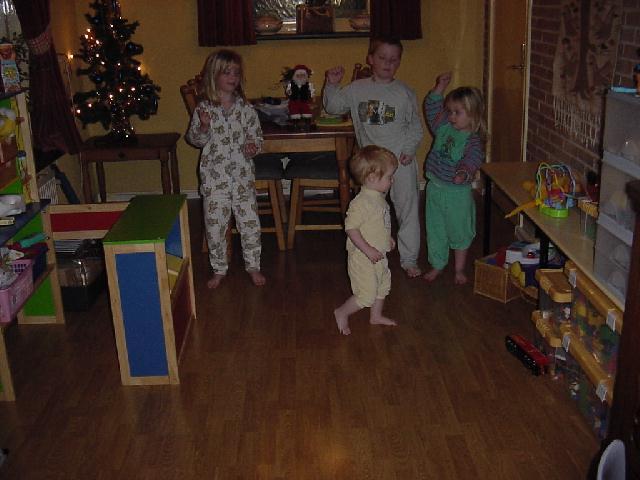 De kinderen aan het dansen in de kamer