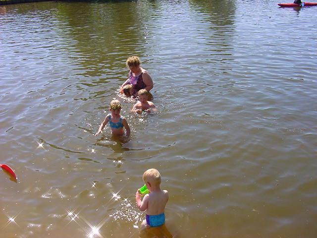 In de vijver, hemelvaart 2001 te Hardenberg