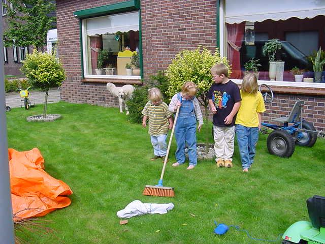 De kinderen in de voortuin