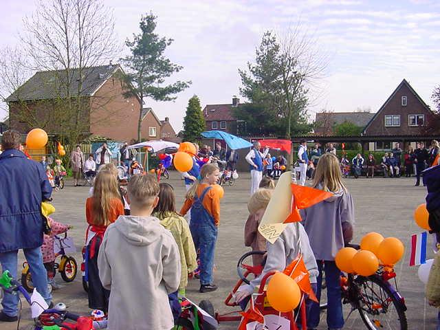 Vendelzwaaien door de schutterij op het schoolplein, koninginnedag 2001