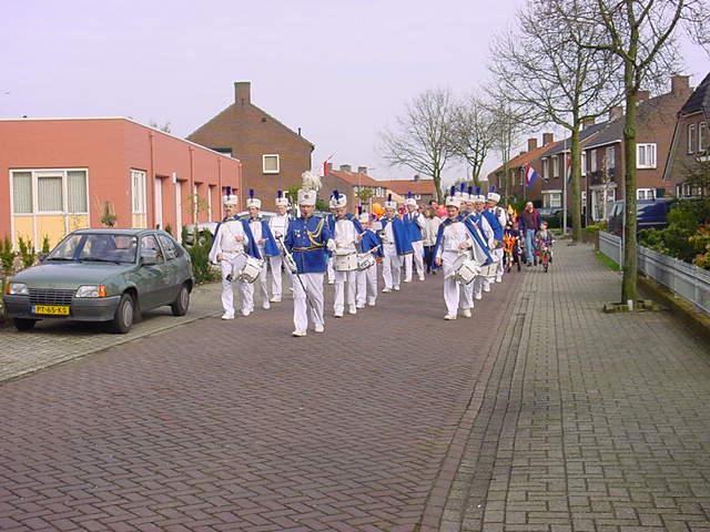 De schutterij op koninginnedag 2001