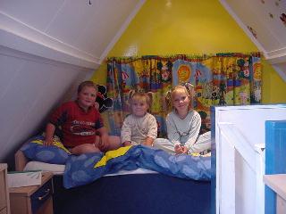 Jeroen, Marleen en Suzan op de kamer van Jeroen